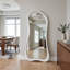 Miroir pleine grandeur courbé en bois blanc