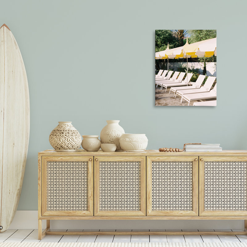Art mural sur toile de chaises de plage près de la piscine par Justine Milton, H 30 po x l 24 po
