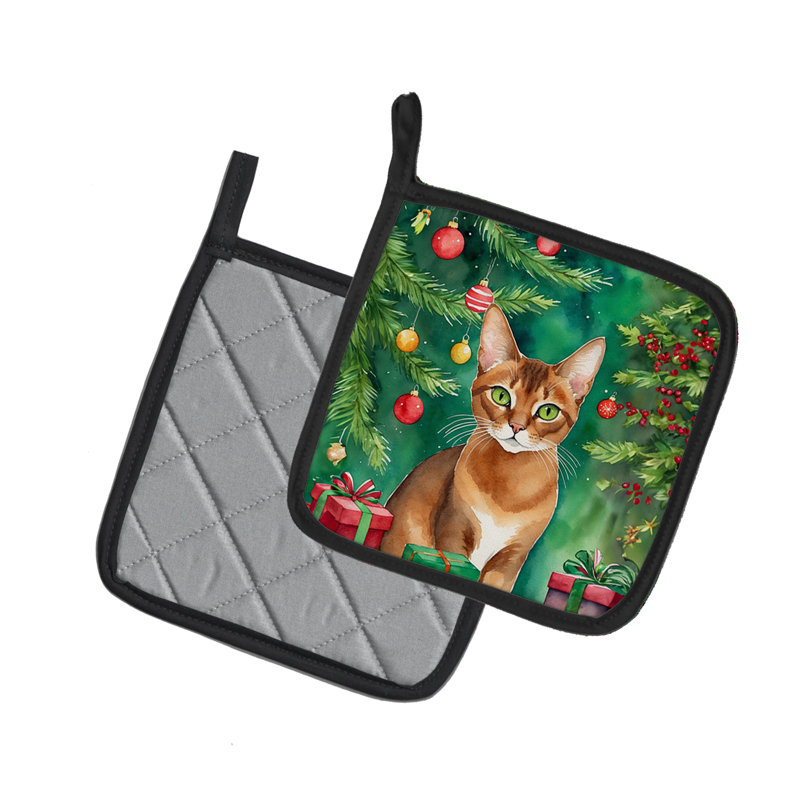 Chat abyssin près de l'arbre de Noël - paire de poignées