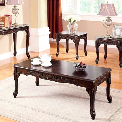 3 tables basses traditionnelles en bois massif au fini cerisier foncé avec des pieds et des sculptures élaborées, 1 2 tables de bout pour les espaces de vie avec des motifs complexes,