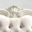 Canapé blanc capitonné sculpté et orné