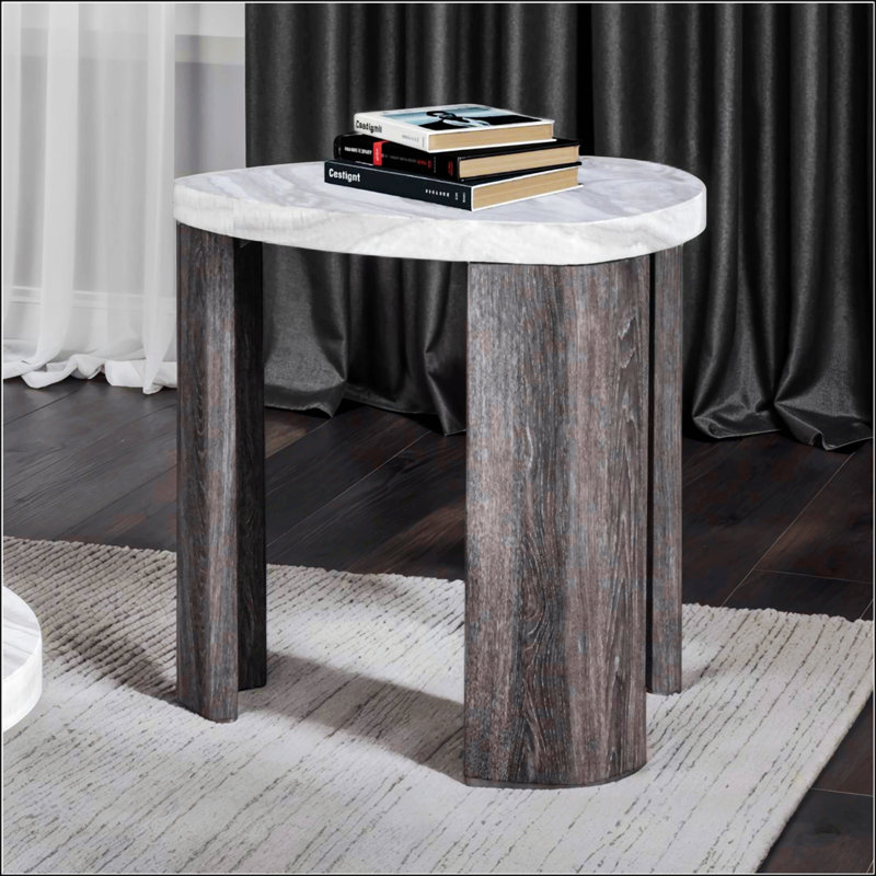 Table de bout triangulaire de style contemporain avec motif en marbre et conception peu encombrante pour le salon principal
