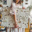 Toile un motif sans couture mettant en vedette un thème de café fantaisiste dominé par un art mural sur fond beige crème doux-2098254487