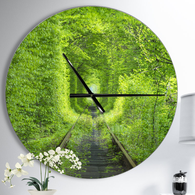 Forêt autour du chemin de fer - horloge murale moderne, Moyen