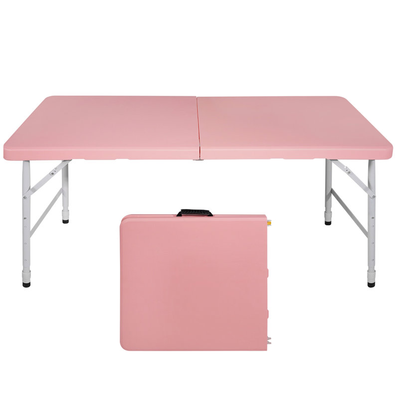 Table de camping pliante 4 pi rose. Utilisation intérieure et extérieure polyvalente. Poids maximum de 135 kg. Pliable avec prise fixe pour faciliter le déplacement. Surface lisse et imperméable. Structure triangulaire améliorée