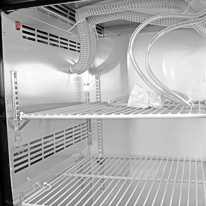 Réfrigérateur sous le comptoir à trois portes