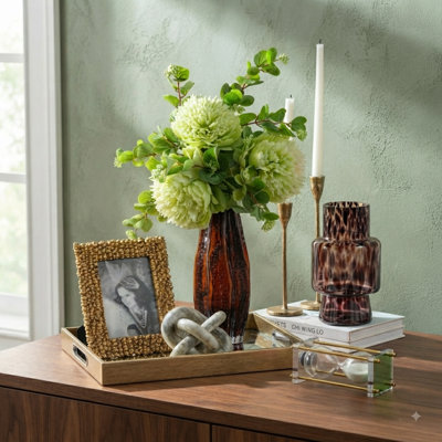 Vase en verre avec imprimé léopard: conception abstraite moderne pour la décoration intérieure et arrangements floraux