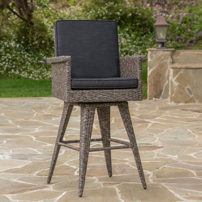 Tabouret de bar d'extérieur 30 po. Coussin de siège gris foncé. Simili et fer. Profondeur de 23,66 po x l 25,62 po et hauteur de 45 po. Assemblage avec housse de protection. 23,66 po, 25,62 po, 45 po requis
