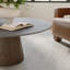 Table basse moderne avec plateau en pierre grise et table d'appoint en piédestal en bois massif pour la décoration intérieure du salon-133491372-133491373