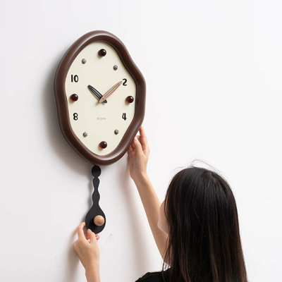 Horloges murales brunes à pendule irrégulière