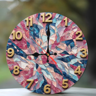 Horloge mosaïque avec chiffres dorés