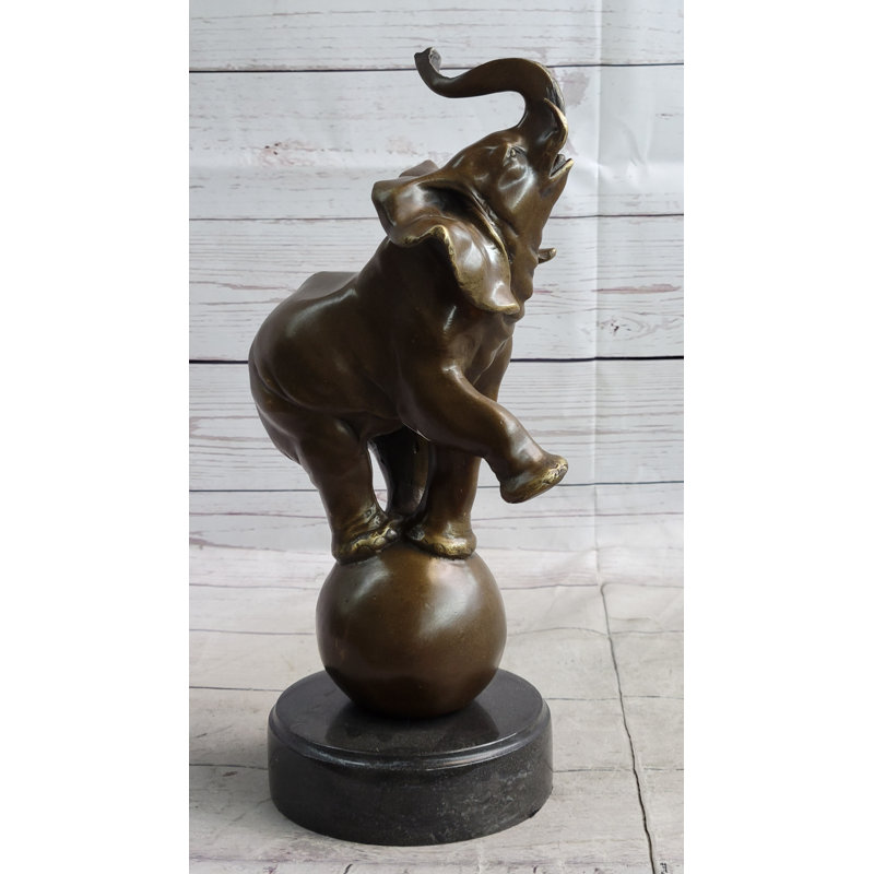 Éléphant de cirque Zlata en équilibre sur une balle, sculpture en bronze sur fond de marbre