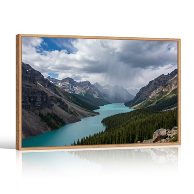 Tableau sur toile représentant le lac turquoise, les montagnes Rocheuses et une forêt de pins