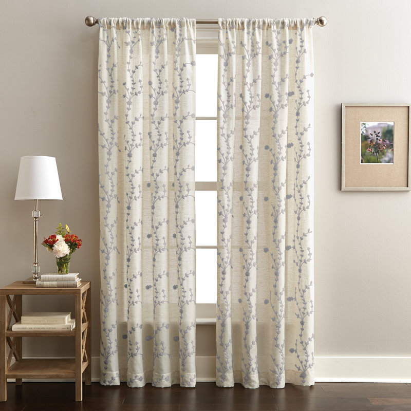 Rideau simple brodé à motif floral Lynette , l 50 po x L 84 po, Turquoise