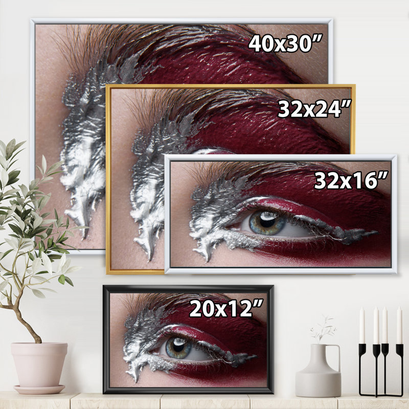 Retouchée - photographie sur toile, Toile encadrée d'or, H 16 po x l 32 po x p 1 po