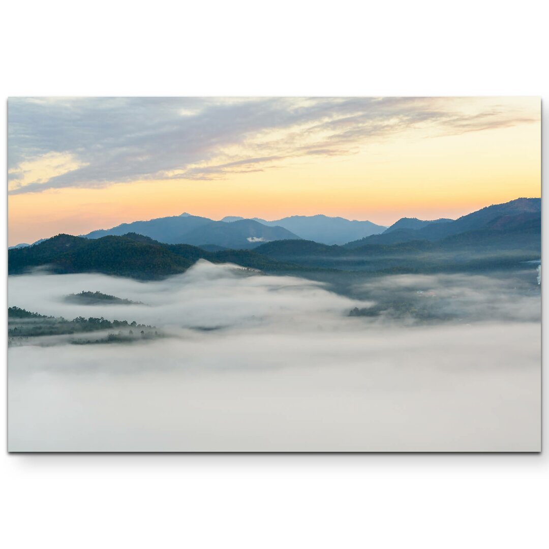 Leinwandbild Nebelige Landschaft mit Sonnenuntergang