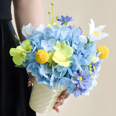 Ornements de fleurs simulées