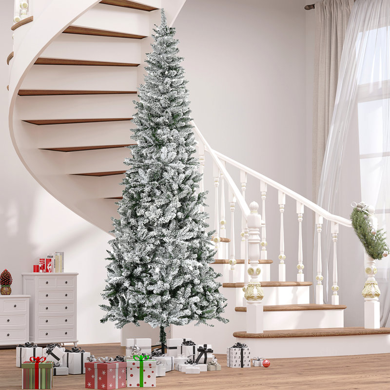 Arbre de Noël artificiel pin clair enneigé 9 pi avec branches réalistes et 1084 pointes, 8.86'