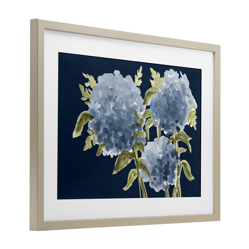 Hortensias bleus sur fond indigo, impression de Janice Gaynor, H 17 po x l 23 po, Cadre de récolte en pin
