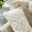Housse de coussin lombaire en fausse fourrure 14 po Feathery-1238149015