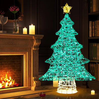 Arbre de Noël avec étoile lumineuse illuminée