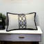 Housse de coussin lombaire brodée