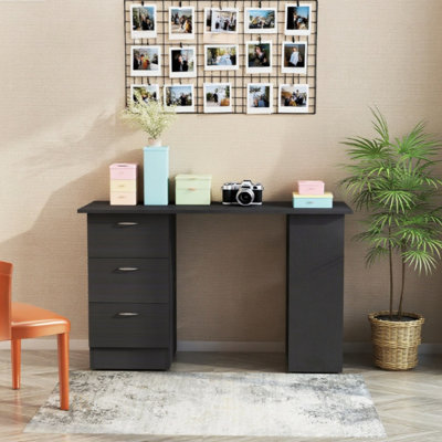 Bureau d'ordinateur moderne avec bibliothèque, grande surface de travail et beaucoup de rangement pour une organisation efficace