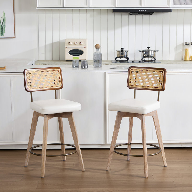 Tabouret de comptoir pivotant de 26,2 po avec dossier en rotin et structure en bois massif Anandi, Beige
