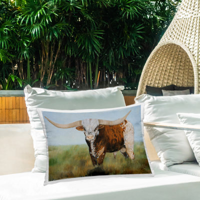Coussin d'extérieur imprimé à pois Longhorn Gaze par Kathy Winkler