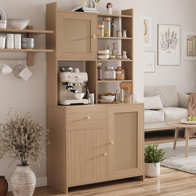 Spacieux garde-manger de 71 po de hauteur avec tablettes réglables et support pour micro-ondes - 3 portes en rotin, tiroir, rangement de style campagnard pour la salle à manger, le salon, la cuisine, couleur bois naturel