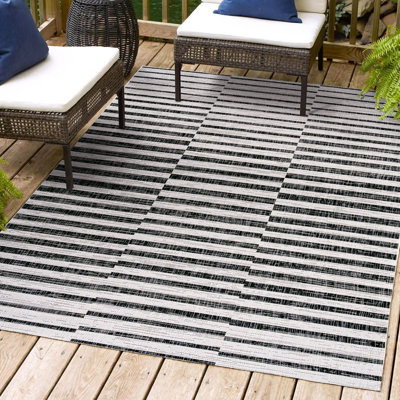 Tapis intérieur / extérieur à rayures décalées ivoire / noir Aubriella