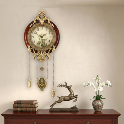 Horloge murale d'intérieur en bois de 9,4 pouces de diamètre de style rétro avec conception à pendule. Nécessite 2 piles AA pour l'aiguille des heures et le pendule. S'agence bien avec la décoration intérieure. Couleur brun antique.