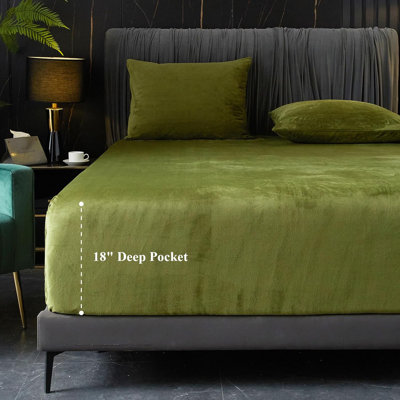 Ivellow Velvet Fitted Sheet, 1 Pack Luxury Flannel Bed Sheets with 18” Extra Deep Pocket Soft Cozy Comfy Warmth Plush No Pillowcases