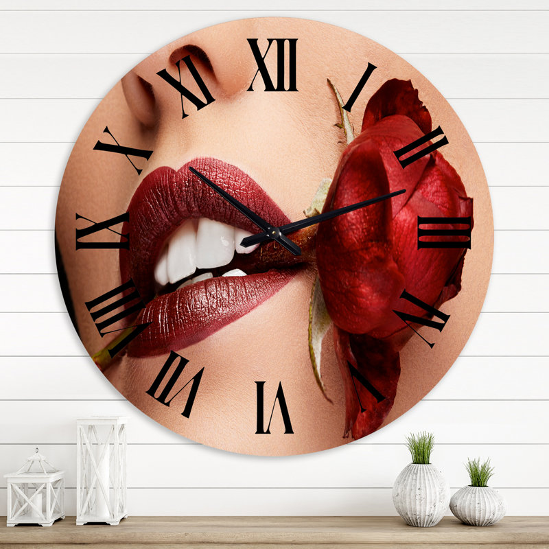 Femme avec rouge à lèvres rouge tenant une rose dans la bouche - horloge murale moderne, Moyenne