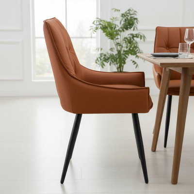 Quatre chaises de cuisine en métal avec des motifs en maille dorée et des pieds sablés noirs, chaises de salle à manger en similicuir beige