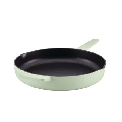 Poêle à induction en fonte émaillée KitchenAid avec poignée et bec verseur, 12 po KitchenAid