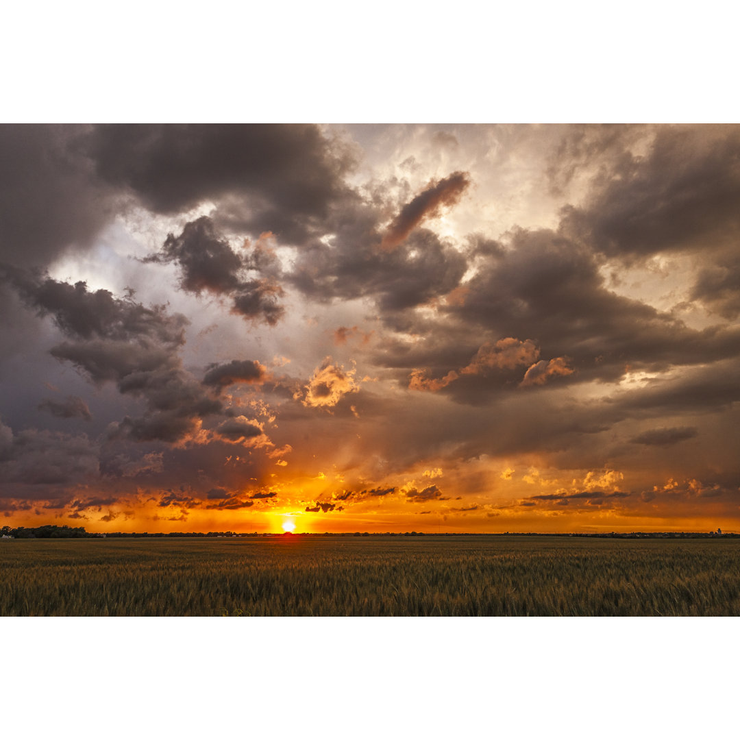 Fliegender Sonnenuntergang: Auflösende Sturmwolken bei Sonnenuntergang von BeyondImages - Kunstdrucke auf Leinwand ohne ...