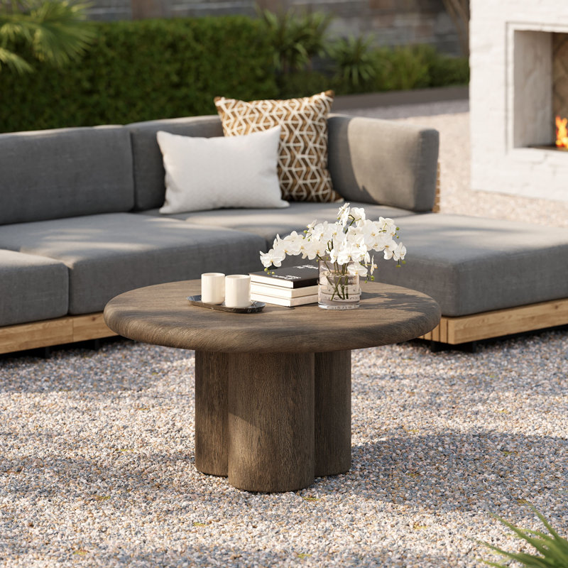 Table basse ronde intérieure et extérieure en noyer vieilli de 31 po Tori, Noyer vieilli
