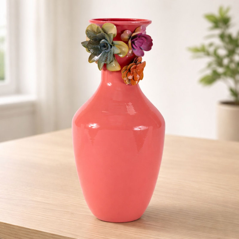 Vase floral en métal embossé H 12,25 po