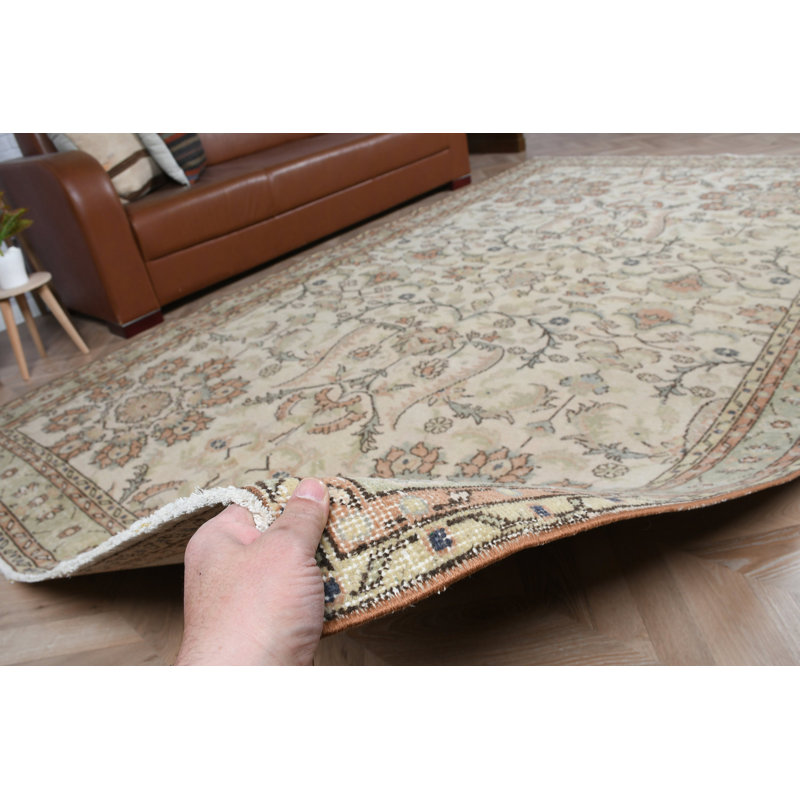 Tapis turc classique avec un motif floral de tons de terre aux couleurs pastel pour une décoration vintage
