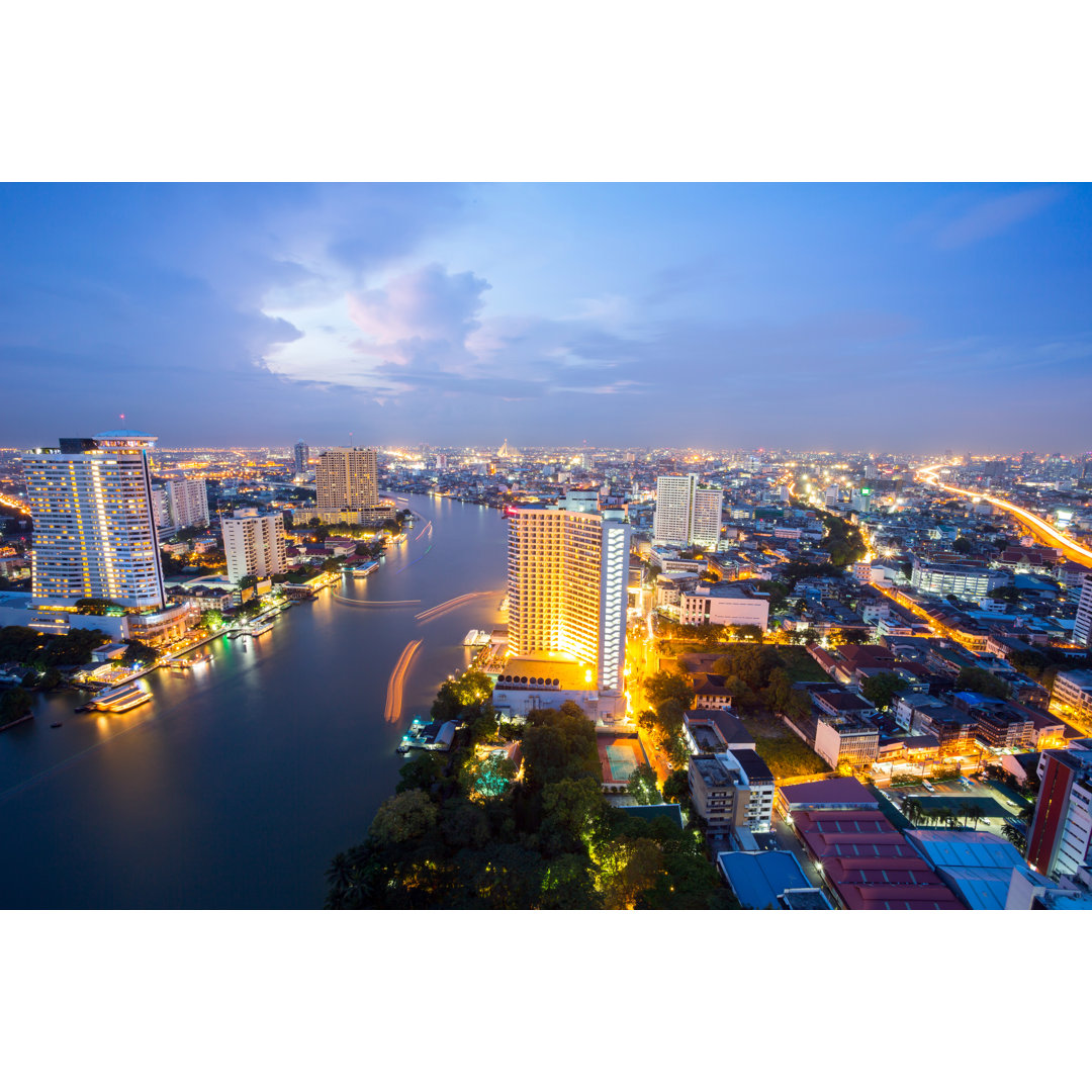 Bangkok Skyline in der Abenddämmerung von Vichie - Kunstdrucke auf Leinwand