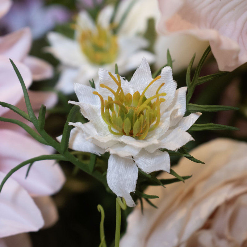 Arrangement, White