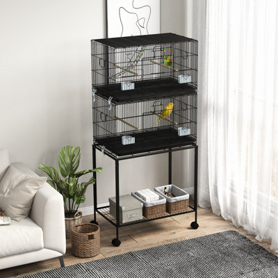 Double cage à oiseaux empilable avec support. Pour petits perroquets et. Acier, balançoire en bois, corde, roues, plateau amovible. Espace. 64,5 po de hauteur. Support noir, plateau, rangement