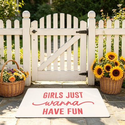 Tapis de porte beige 24 po x 36 po «Girls Just Wanna Have Fun»