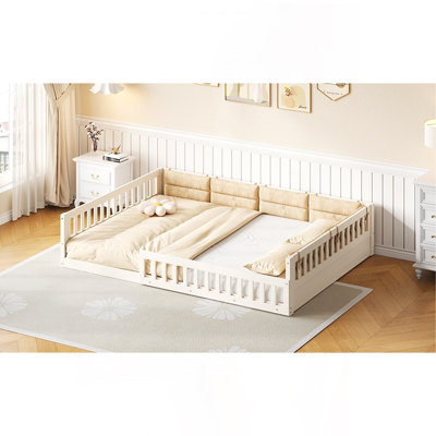 Lit plateforme tapissier en bois pleine grandeur avec garde-corps et coussin, beige