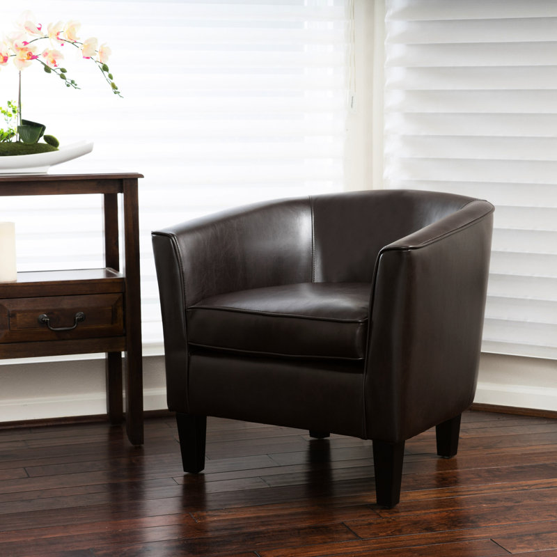 Fauteuil club tendance en brun, avec un revêtement et une structure en bouleau