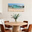 Nautique et plage, vagues, coquillages, roches de sable, empreintes de pas-624785708