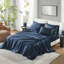 Drap simple en satin - luxe et froissé. Convient aux matelas jusqu'à 16 po. Comprend 1 drap plat, 4 taies d'oreiller ajustées. Texture lisse, favorisant un sommeil réparateur. Bleu foncé, 100%. Literie lavable à froid