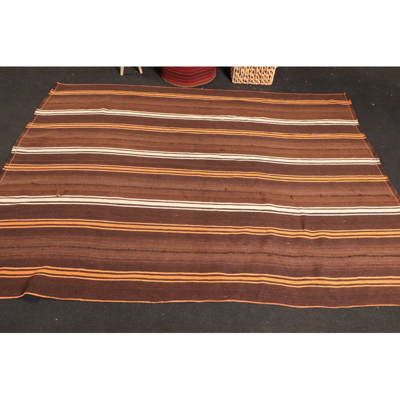 Le kilim turc fabriqué à la main avec des rayures brunes rétro est un tapis décoratif idéal pour toute pièce