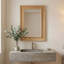 Miroir décoratif rectangulaire avec cadre en bois naturel et revêtement en rotin tissé à la main pour une utilisation polyvalente sur un mur ou un comptoir.-129673860